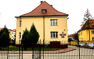 Sąd umorzył postępowanie w sprawie oplakatowania biura PiS w Węgorzewie